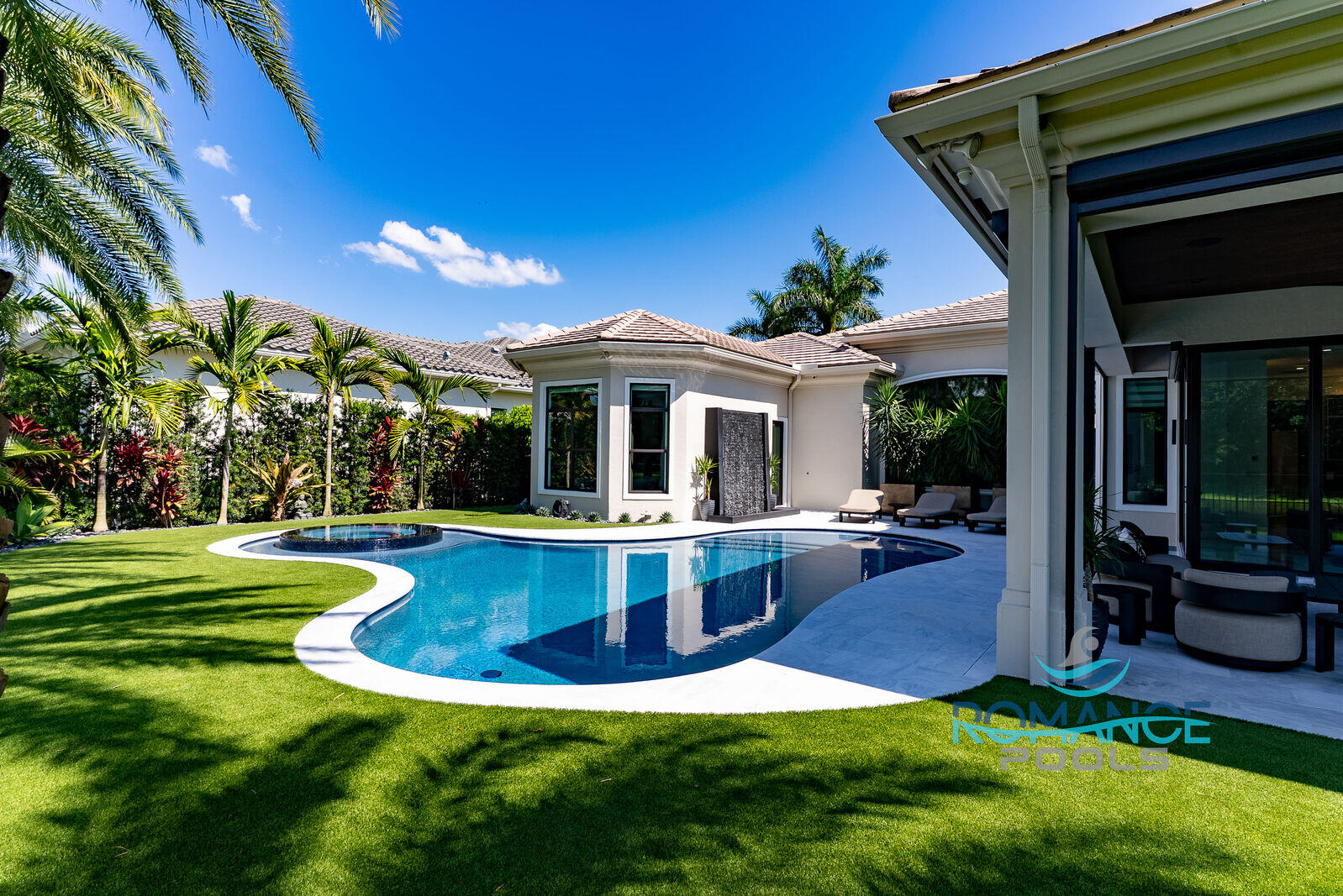 romance-pools-modern-freeform-pool-palm-tree-landscape_optimized_500